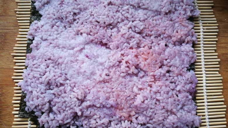 糖果式紫菜包饭,<a style='color:red;display:inline-block;' href='/shicai/ 75428'>寿司海苔</a>上铺一层米饭。（喜欢寿司醋的提前把米饭拌一下。）