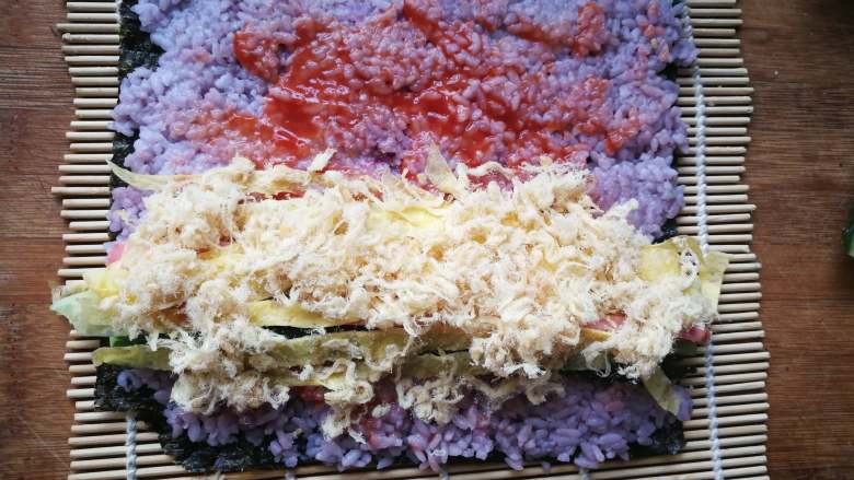 糖果式紫菜包饭, 撒一层<a style='color:red;display:inline-block;' href='/shicai/ 432'>肉松</a>。