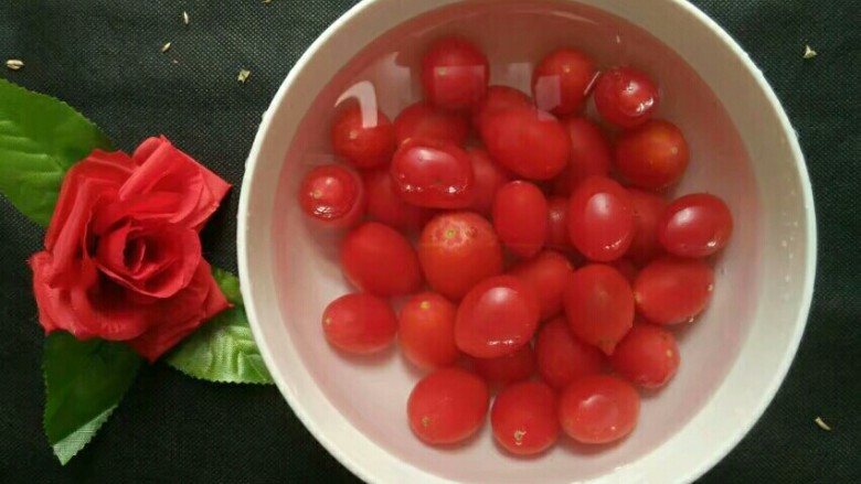 了不起的小番茄＋小番茄排骨汤,小番茄去蒂，洗净泡清水中。