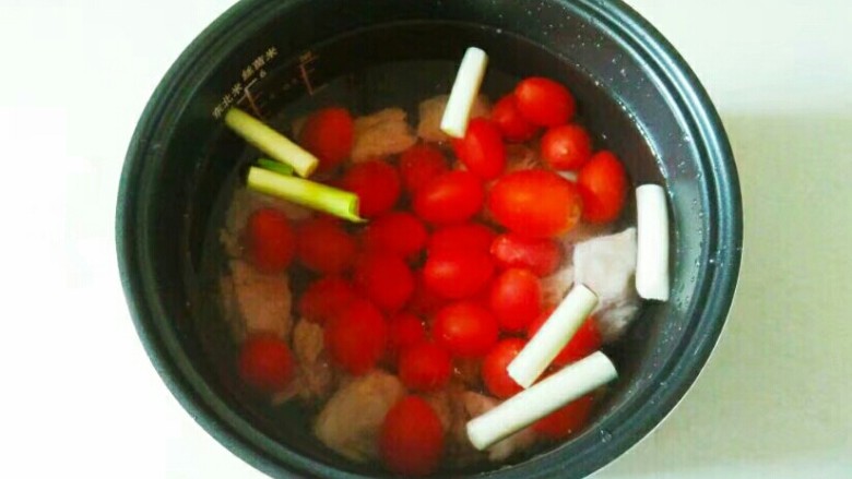了不起的小番茄＋小番茄排骨汤,泡好的小番茄放入