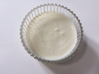低脂餐💗哈密瓜坚果酸奶杯,酸奶倒入玻璃容器中
