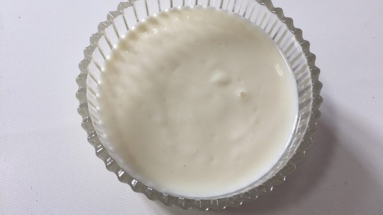 低脂餐💗哈密瓜坚果酸奶杯,酸奶倒入玻璃容器中