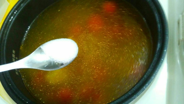 了不起的小番茄＋小番茄排骨汤,放少许盐，搅拌均匀。