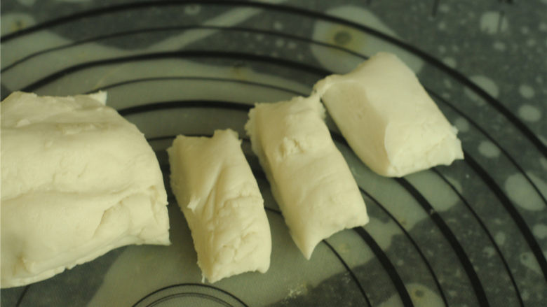 玉米马蹄水晶饼,面团搓成长条状，分切成每份30克的小面团