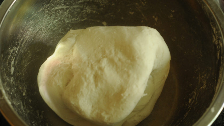 玉米马蹄水晶饼,搓揉均匀至面团纯滑