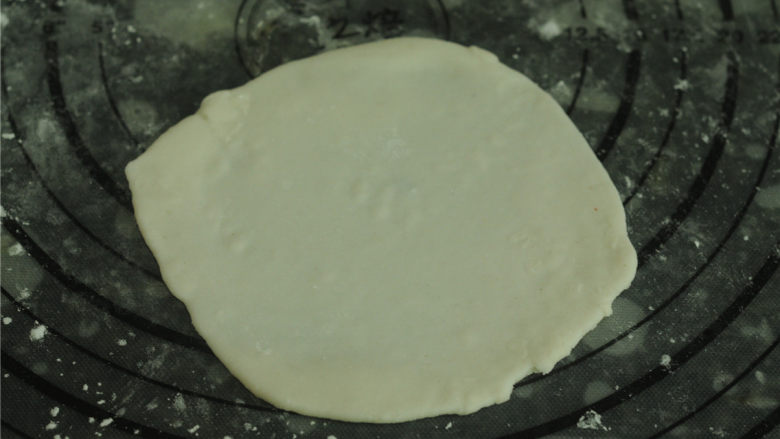 玉米马蹄水晶饼,用擀面杖擀成薄薄的圆片