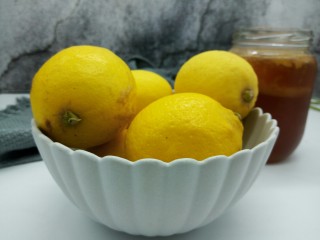 柠檬蜂蜜茶,准备柠檬6个，新鲜的就行