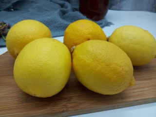 柠檬蜂蜜茶,再用厨房纸巾擦干柠檬表面的水分，或者放在一个干净的容器，晾干也可以