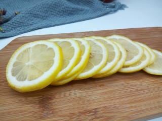 柠檬蜂蜜茶,用干净的刀，还有砧板来切柠檬，所有需要用到的刀具、容器都要保证无水无油，这样保存的更加久，不容易变质，柠檬切薄片