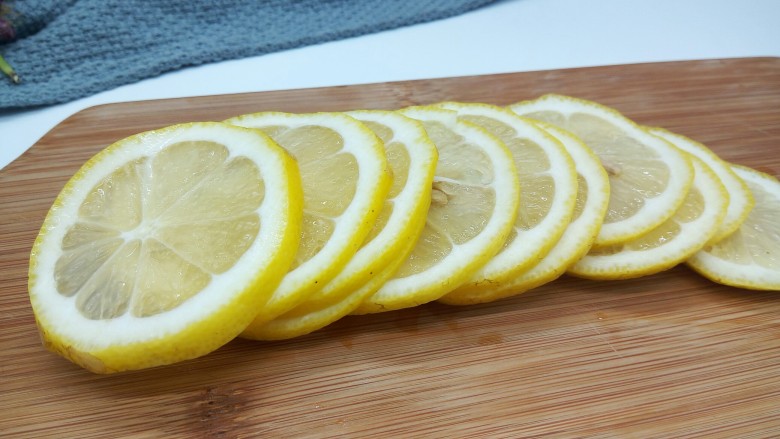 柠檬蜂蜜茶,用干净的刀，还有砧板来切柠檬，所有需要用到的刀具、容器都要保证无水无油，这样保存的更加久，不容易变质，柠檬切薄片