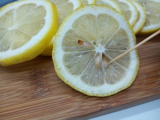 柠檬蜂蜜茶,用牙签挑去柠檬籽，柠檬籽也可以给它种起来，也是不错的盆栽