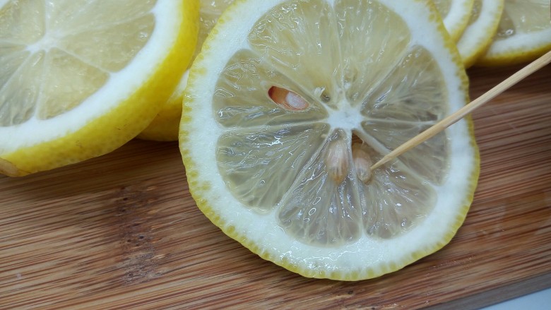 柠檬蜂蜜茶,用牙签挑去柠檬籽，柠檬籽也可以给它种起来，也是不错的盆栽