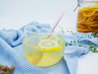 柠檬蜂蜜茶,泡柠檬蜂蜜水的时候，可以倒一点泡柠檬的蜂蜜，酸酸甜甜的非常好喝，不过每次加1到2片柠檬，不宜过酸，以免损伤牙釉质因此1-2片柠檬就可以，再加入一勺蜂蜜，凉或温开水直接冲泡饮用。喝柠檬水要适量，每天不宜超过1000毫升。