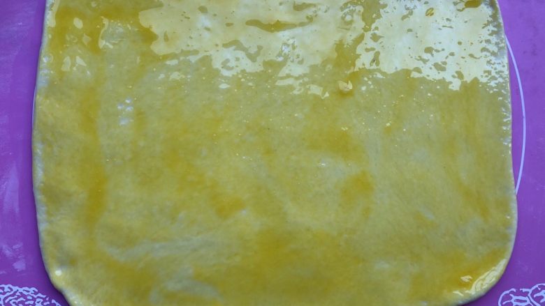蛋黄炼乳卷,在面皮表面涂上厚厚的一层蛋黄炼乳馅。