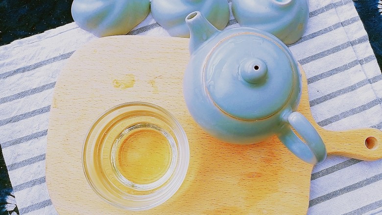 春季茶饮，绿茶&玫瑰茉莉茶,泡制一分钟，倒出茶汤，闭上眼睛，闻一闻茶香，清香怡人。
抿一口茶汤，微苦之后是清甜爽口，带来春天的气息