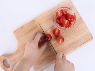 了不起的小番茄+番豆的恋情,小番茄切成对半待用。