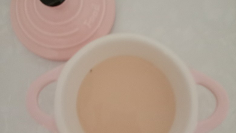 酸奶拉花,在倒入炭烧酸奶，如果买不到，就用白色酸奶加入可可粉，抹茶粉调色