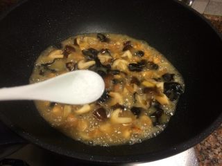 香菇滑鸡,倒入水淀粉，加入适量盐翻炒均匀，煮至汤汁浓稠即可关火。