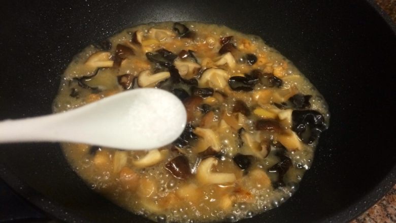 香菇滑鸡,倒入水淀粉，加入适量盐翻炒均匀，煮至汤汁浓稠即可关火。