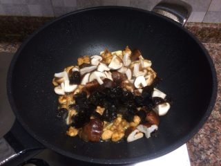 香菇滑鸡,放入香菇和黑木耳翻炒片刻。