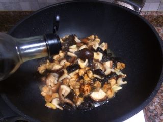 香菇滑鸡,倒入适量生抽翻炒均匀。