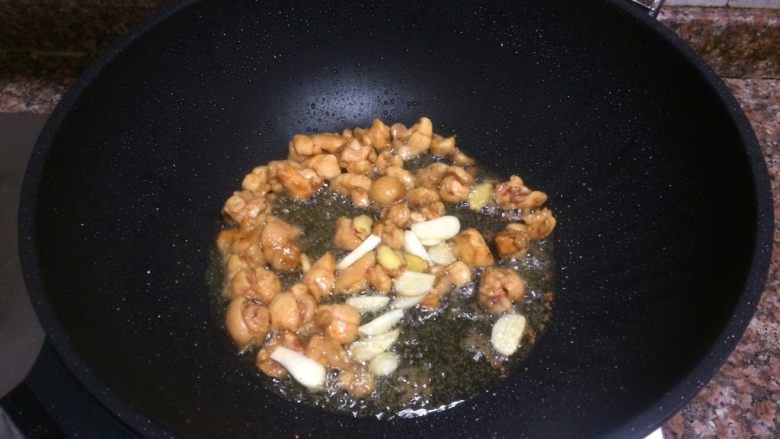 香菇滑鸡,放入生姜大蒜片翻炒出香味。