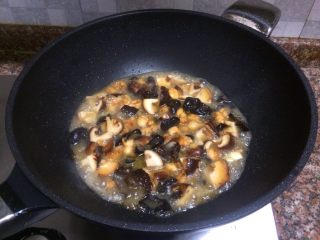 香菇滑鸡,倒入半碗清水煮开，转小火煮3分钟。
