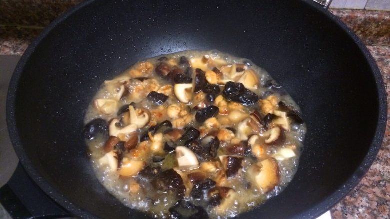 香菇滑鸡,倒入半碗清水煮开，转小火煮3分钟。