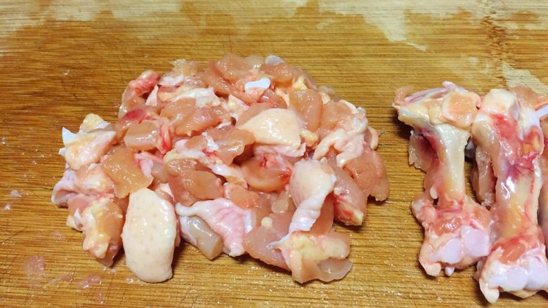 香菇滑鸡,将<a style='color:red;display:inline-block;' href='/shicai/ 94'>鸡肉</a>从骨头上剔下来，切成小块。