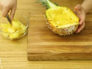 18m+菠萝炒饭,首先，将菠萝对半切开，在菠萝上划印子，将菠萝肉挖出备用~
Tips:注意不要划通哈~