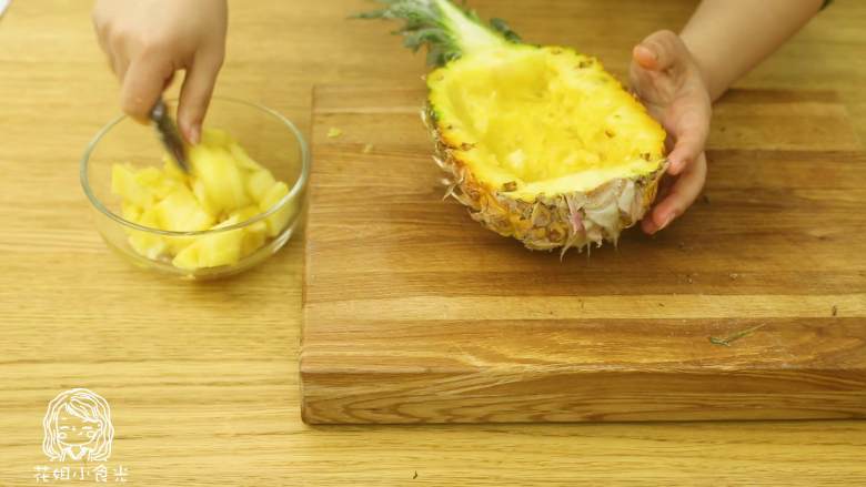 18m+菠萝炒饭,首先，将菠萝对半切开，在菠萝上划印子，将菠萝肉挖出备用~
Tips:注意不要划通哈~