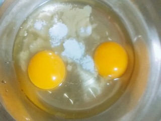 原味松饼,鸡蛋加糖搅拌