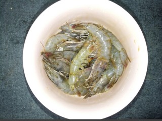 蒜蓉烤大虾,腌15分钟