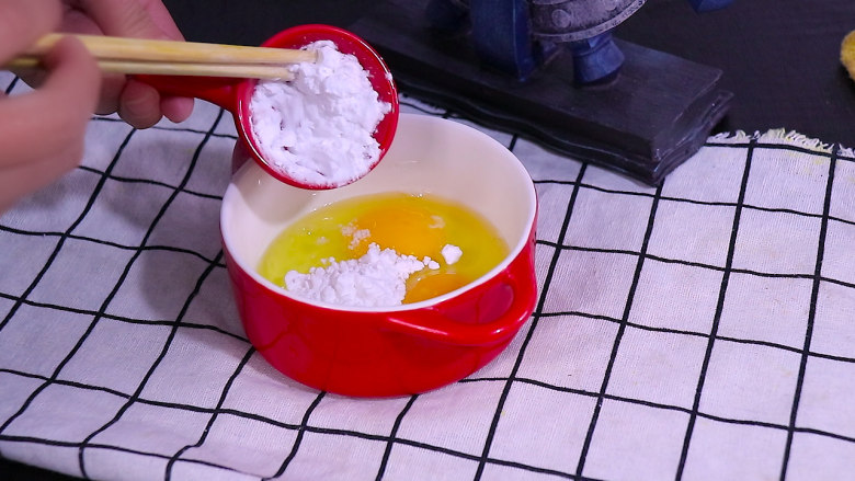 锅塌豆腐,鸡蛋2个打入碗中，加入10g淀粉