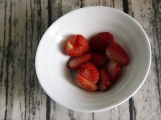 土司拌水果,草莓准备几个洗干净，也切两半