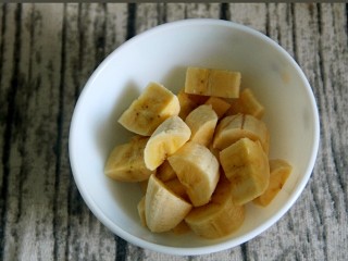 土司拌水果,香蕉切块
