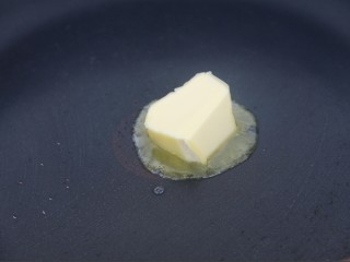土司拌水果,然后平底锅融化黄油