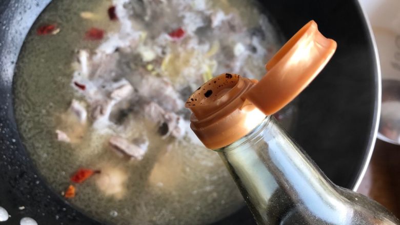 青椒土豆焖排骨,加适量酱油