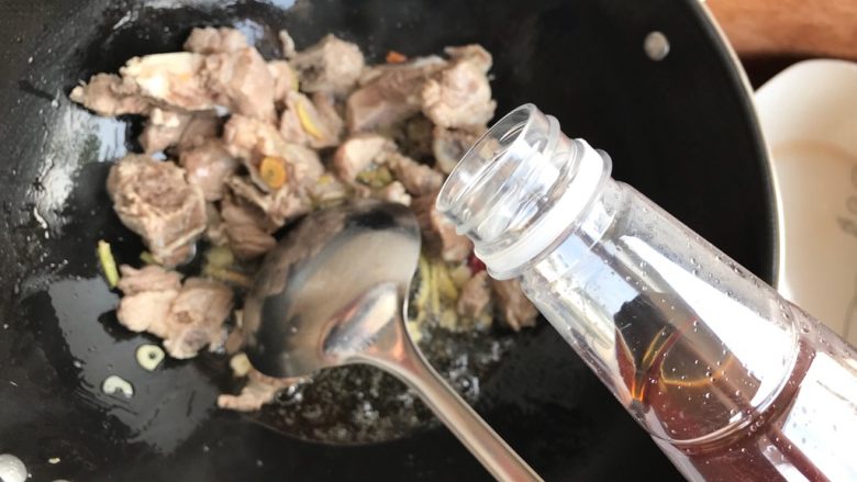 青椒土豆焖排骨,烹适量料酒