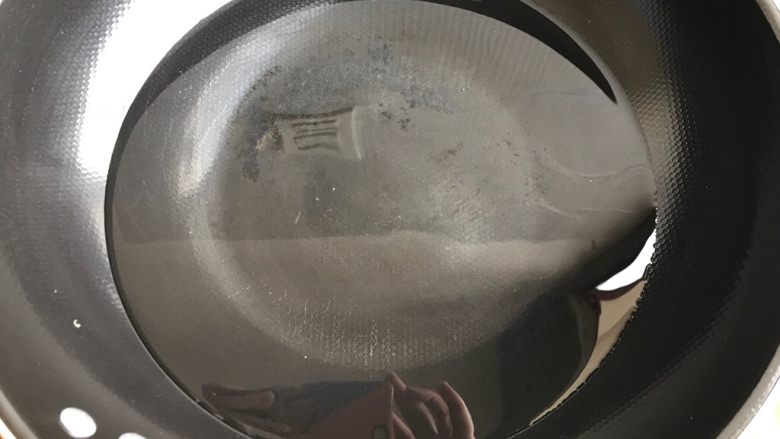 青椒土豆焖排骨,锅内煮适量清水