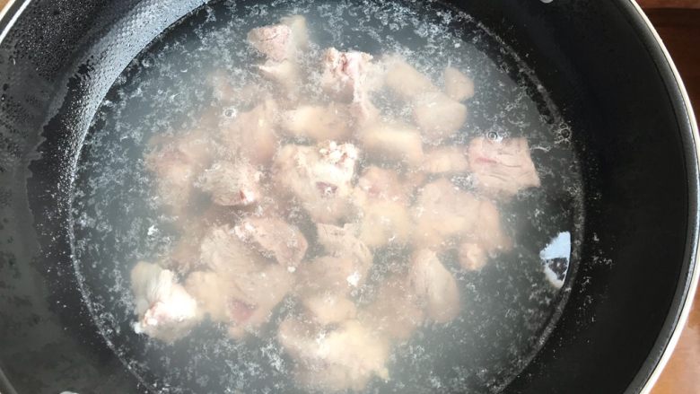 青椒土豆焖排骨,煮3.4分钟