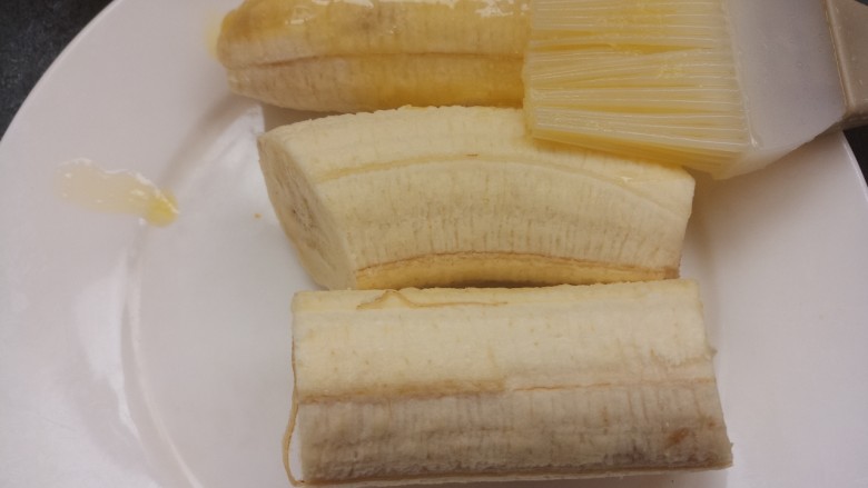 奶酪片烤香蕉,然后用刷子把香蕉刷上黄油