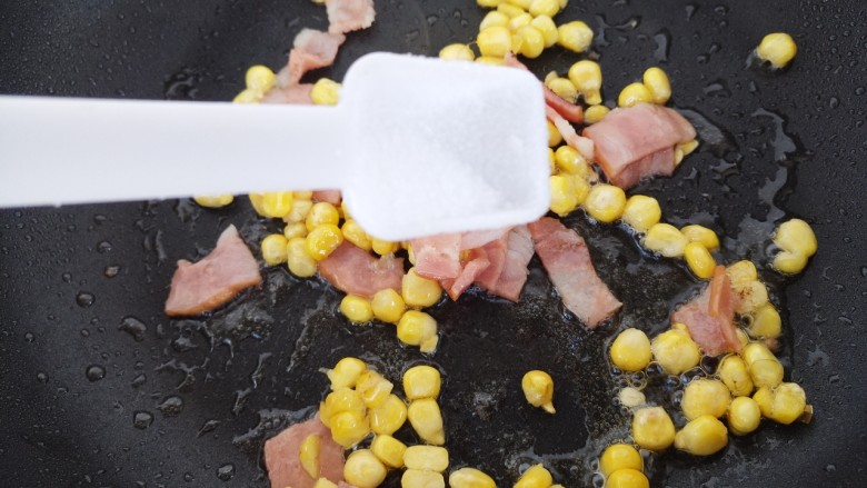 培根玉米粒芝士焗意大利面,翻炒几下，加一半勺盐