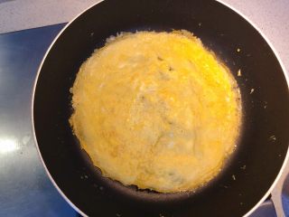 普宁炒面线,鸡蛋打散，放入煎锅里煎成薄饼状。
