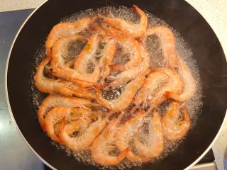 普宁炒面线,鲜虾洗净。适量水煮开，放入一片姜和虾，煮1-2分钟。