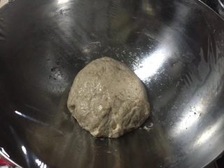 面包不吃甜就吃咸的———佛卡夏面包,准备一个大盆壁面刷上一层橄榄油，将揉搓好的面团放入大盆里，盖上保鲜膜静置发酵40分钟左右，发酵至2.5倍大