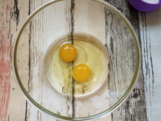 回忆杀，鸡蛋小饼干,将玉米油与两个鸡蛋打散打均匀