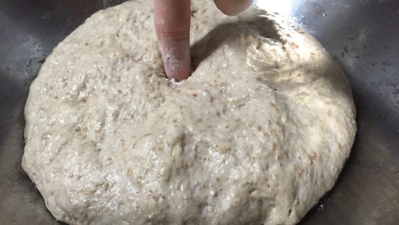 面包不吃甜就吃咸的———佛卡夏面包,面团发酵至2.5倍大，用手指蘸上面粉戳一下，如面团没有回缩说明发酵好了