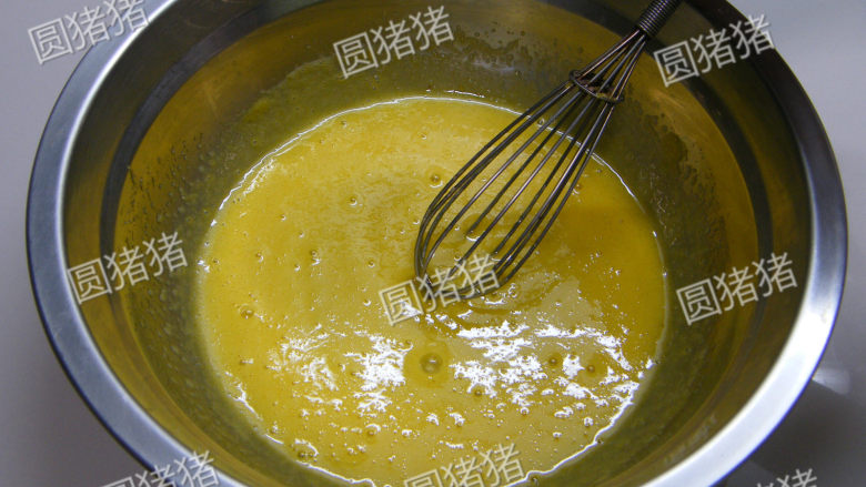 鲜果夏露蕾特,分蛋海棉围边制作方法：

蛋黄加砂糖用手动打蛋器搅打均匀。