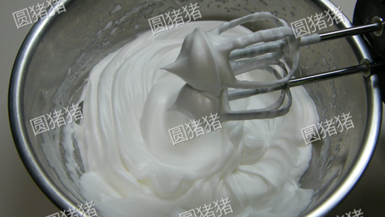 鲜果夏露蕾特,蛋白分两次加入砂糖打至硬性发泡（10分发），制成蛋白霜。